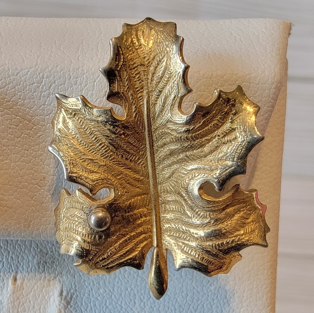Vintage Giovanni Gold Tone Maple Leaf Statement Clip On Earrings